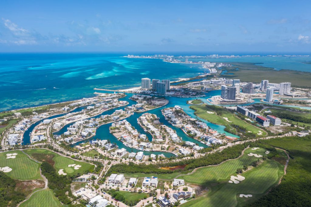 Vista panorámica de la exclusiva zona de Puerto Cancún, bañada por las azules aguas del Mar Caribe. 